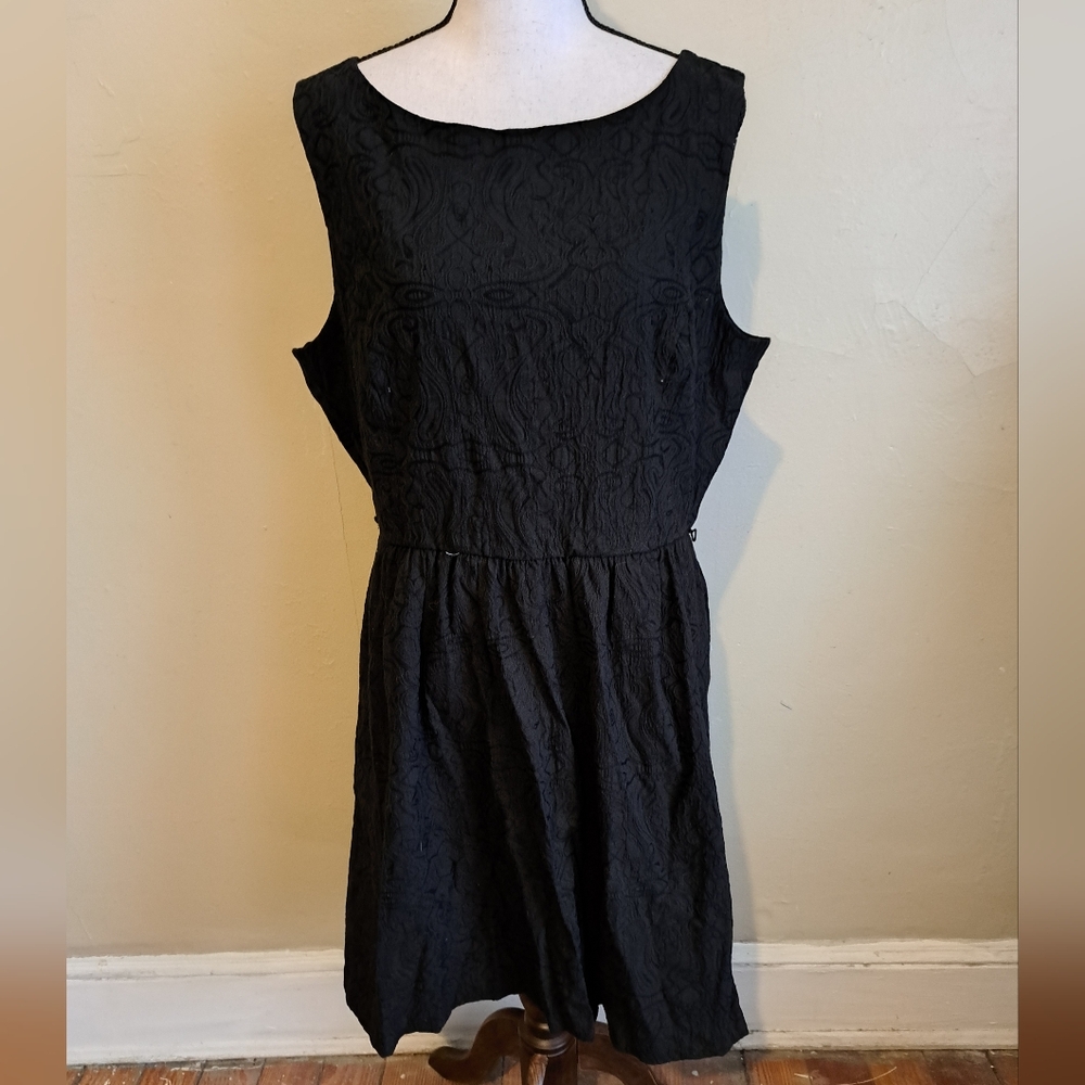 Elle sleeveless black dress.